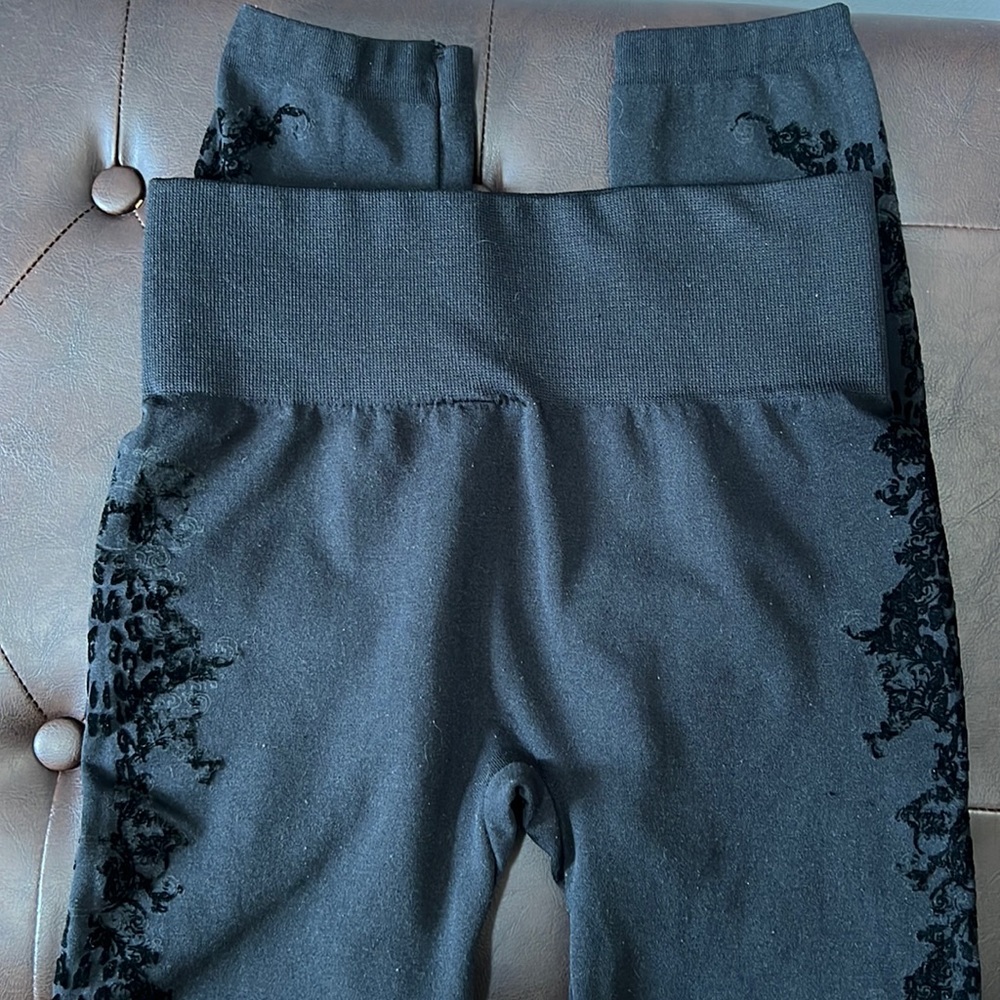 Zac & Rachel, Juniors L/XL, Black leggings with design & with fleece lining.